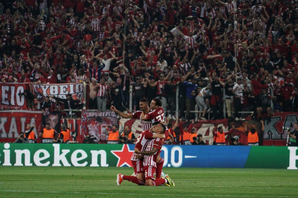 Γράφει ιστορία ο Ολυμπιακός – Ατελείωτο γλέντι στους δρόμους του Πειραιά