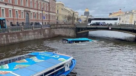 Λεωφορείο με 20 επιβάτες έπεσε από γέφυρα στην Αγία Πετρούπολη (βίντεο)