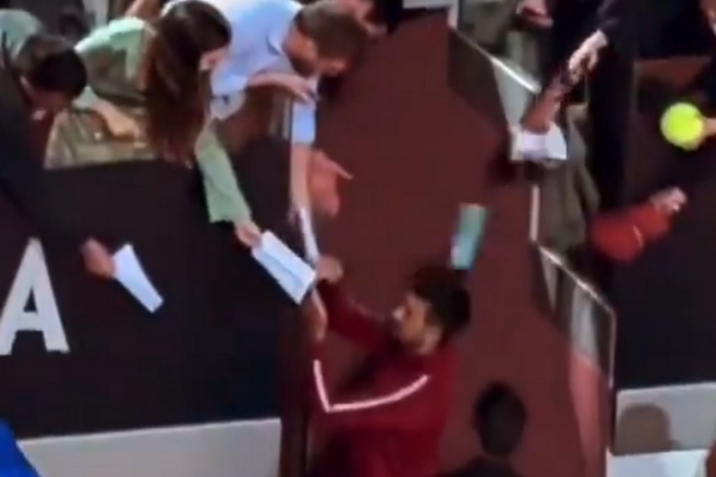 Τζόκοβιτς: Παγούρι προσγειώθηκε στο κεφάλι του