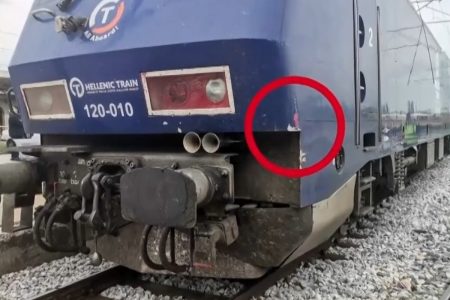 Λάρισα: Συγκρούστηκαν δύο μηχανές τρένων – Προκλήθηκαν υλικές ζημιές