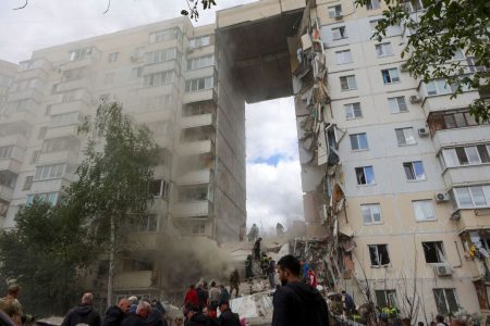 Ρωσία: Πύραυλος έπεσε σε πολυκατοικία και κατέρρευσε τμήμα της – 7 νεκροί