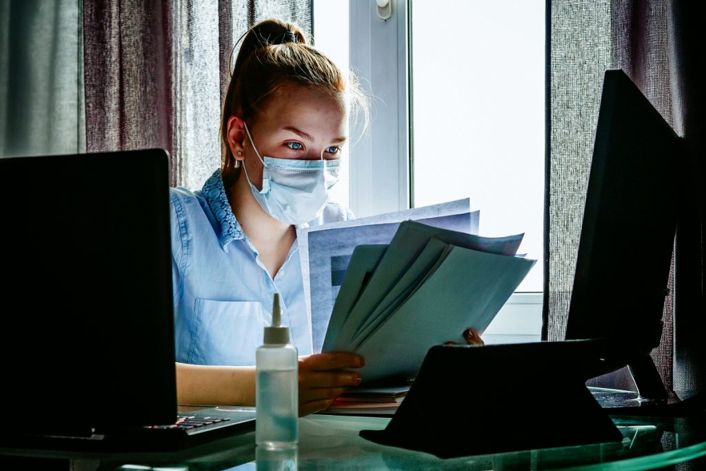 Κορωνοϊός σε θερινή επέλαση: Οι υποπαραλλαγές FLIRT, FLuQE και το αίνιγμα «NOVID»