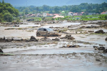 Ινδονησία: Τουλάχιστον 41 οι νεκροί από τις πλημμύρες και τις κατολισθήσεις