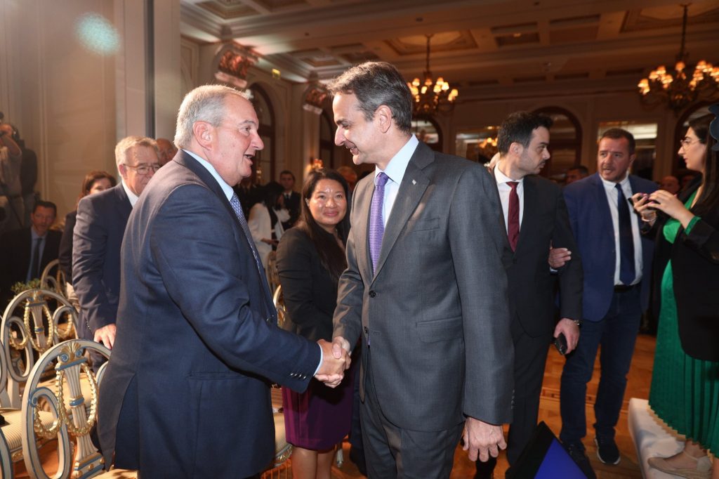 Μητσοτάκης: Η ενίσχυση της πολιτικής προστασίας και η χειραψία με Καραμανλή