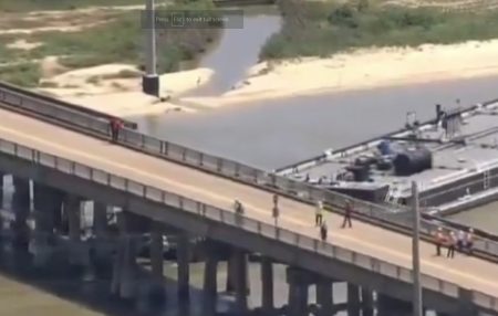 Τέξας: Φορτηγό πλοίο προσέκρουσε σε γέφυρα – Διαρροή πετρελαίου