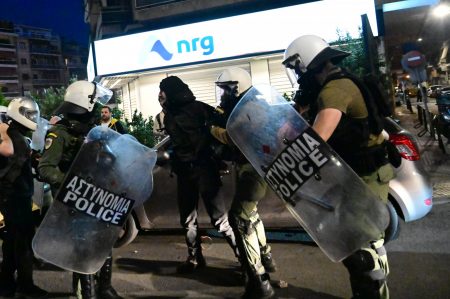 Αθήνα: Ενταση έξω από την ισραηλινή πρεσβεία – Πέταξαν πέτρες σε αστυνομικούς
