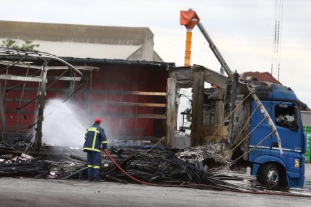 Θεσσαλονίκη: Καίγονται φορτηγά, δεν υπάρχει τραυματίας