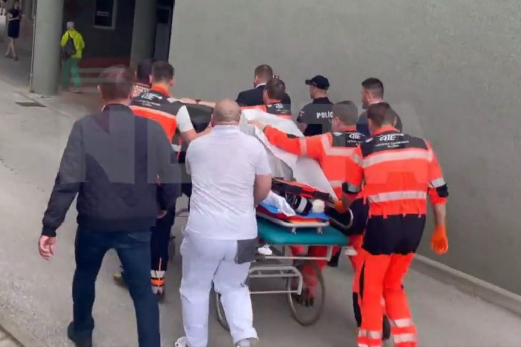 Ρόμπερτ Φίτσο: Πλάνα από τη διακομιδή του στο νοσοκομείο