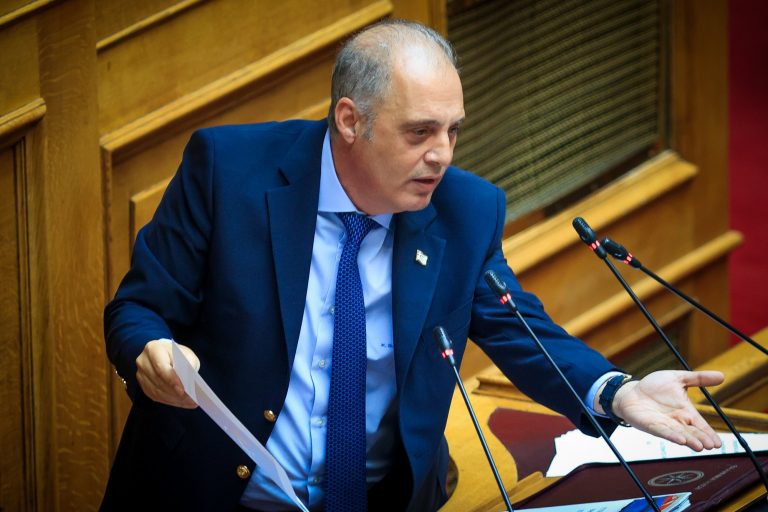 Ο Βελόπουλος έσκισε από το βήμα της Βουλής τη Συμφωνία των Πρεσπών