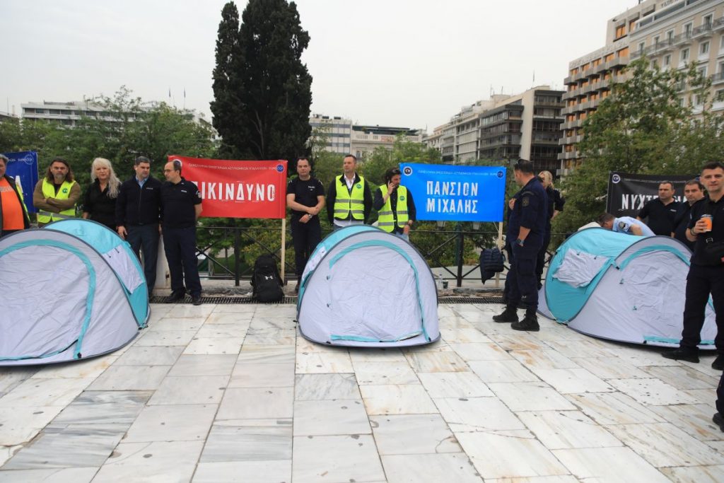 Διαμαρτυρία αστυνομικών με σκηνές στο Σύνταγμα