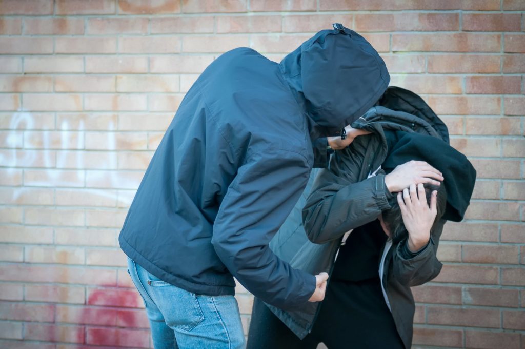 Μεσολόγγι: 15χρονος απείλησε με μαχαίρι και λήστεψε 13χρονο