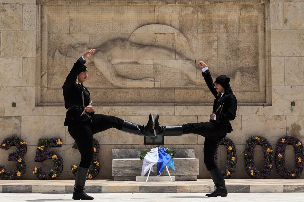 Γενοκτονία των Ποντίων: Ντύθηκαν ποντιακά οι εύζωνες – Συγκίνηση στο Σύνταγμα