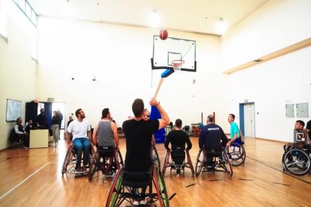 Στέφανος Κασσελάκης: Έπαιξε μπάσκετ σε αναπηρικό αμαξίδιο