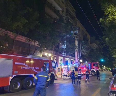 Κέντρο Αθήνας : Χωρίς τις αισθήσεις τους δύο αδέρφια μετά από φωτιά σε διαμέρισμα