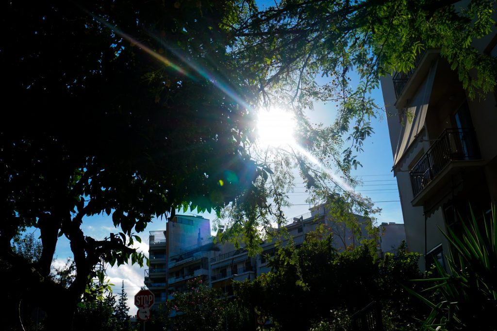 Καιρός: Η σκόνη σταδιακά φεύγει, η θερμοκρασία ανεβαίνει