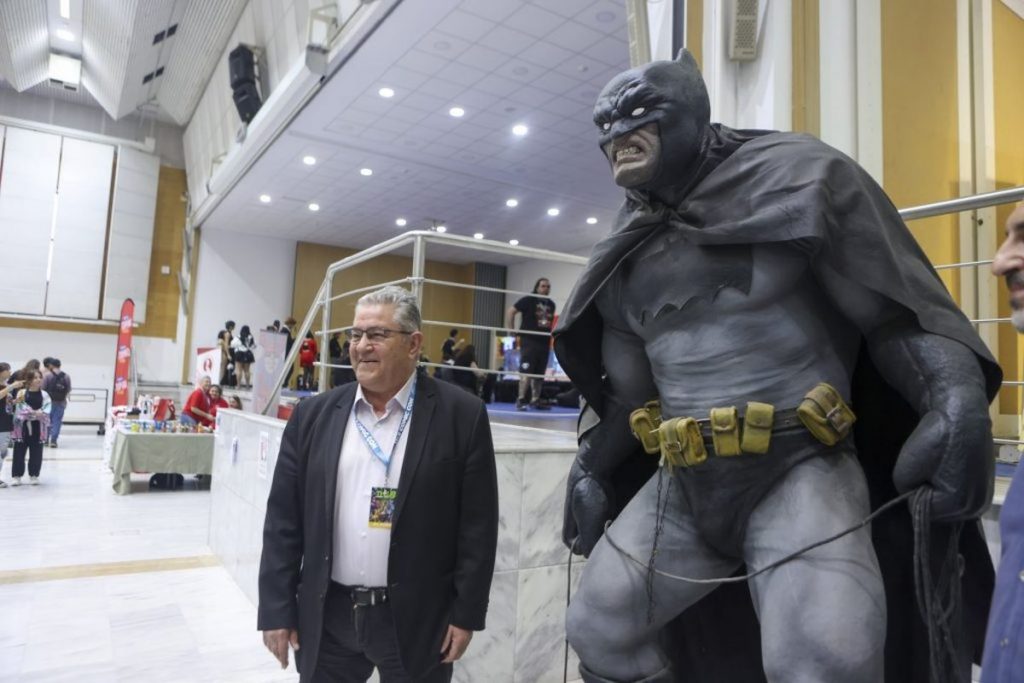 Όταν ο Κουτσούμπας συνάντησε τον Μπάτμαν και βγήκε ο Kutsubatman