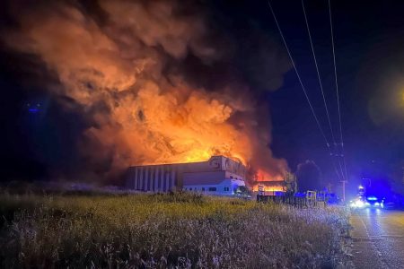 Λαμία: Κλιμάκιο του ΕΦΕΤ στο εργοστάσιο – Ένα τμήμα δεν κάηκε