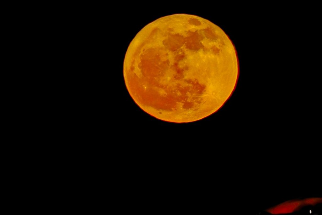 Φεγγάρι των Λουλουδιών: Μαγικές εικόνες από την πανσέληνο του Μαΐου