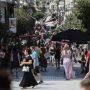 Ευρωβαρόμετρο: Οργισμένοι και καχύποπτοι οι Έλληνες – Τι φοβούνται
