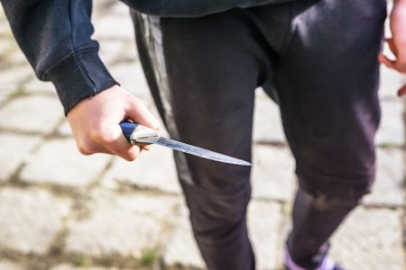 Πειραιάς: Συμμορία νεαρών λήστευε ανήλικους με την απειλή μαχαιριού