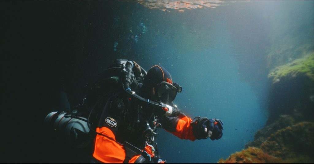 Οι κρυμμένες, θαυμαστές ιστορίες του ελληνικού βυθού βρίσκονται στα σπήλαιά του