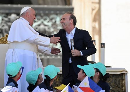 Βατικανό: Οταν ο Roberto Benigni φίλησε τον Πάπα