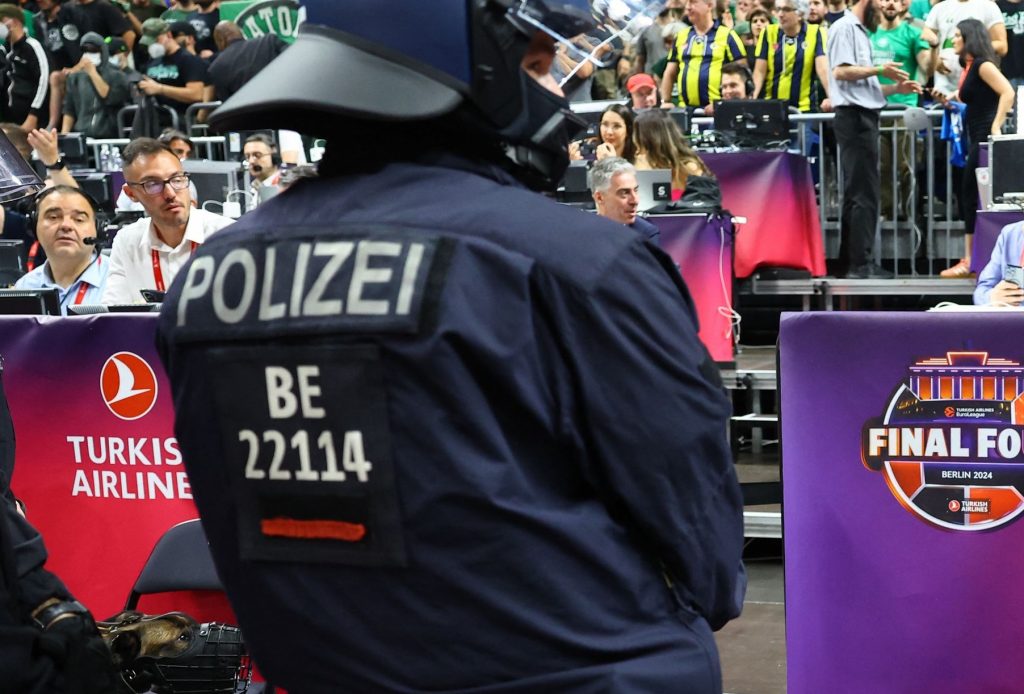 Final Four: «89 συλλήψεις, ρόπαλα και πυρσοί» – Διέφυγε τον κίνδυνο ο σοβαρά τραυματισμένος οπαδός