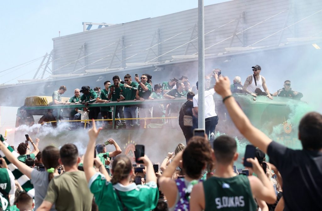 Παναθηναϊκός: Όλη η υποδοχή στο «Ελ Βενιζέλος» μέσα από το πούλμαν