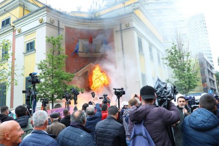 Αλβανία: Οι «συμπτώσεις» για Μπελέρη, Μπερίσα και οι διαδηλωτές των Τιράνων