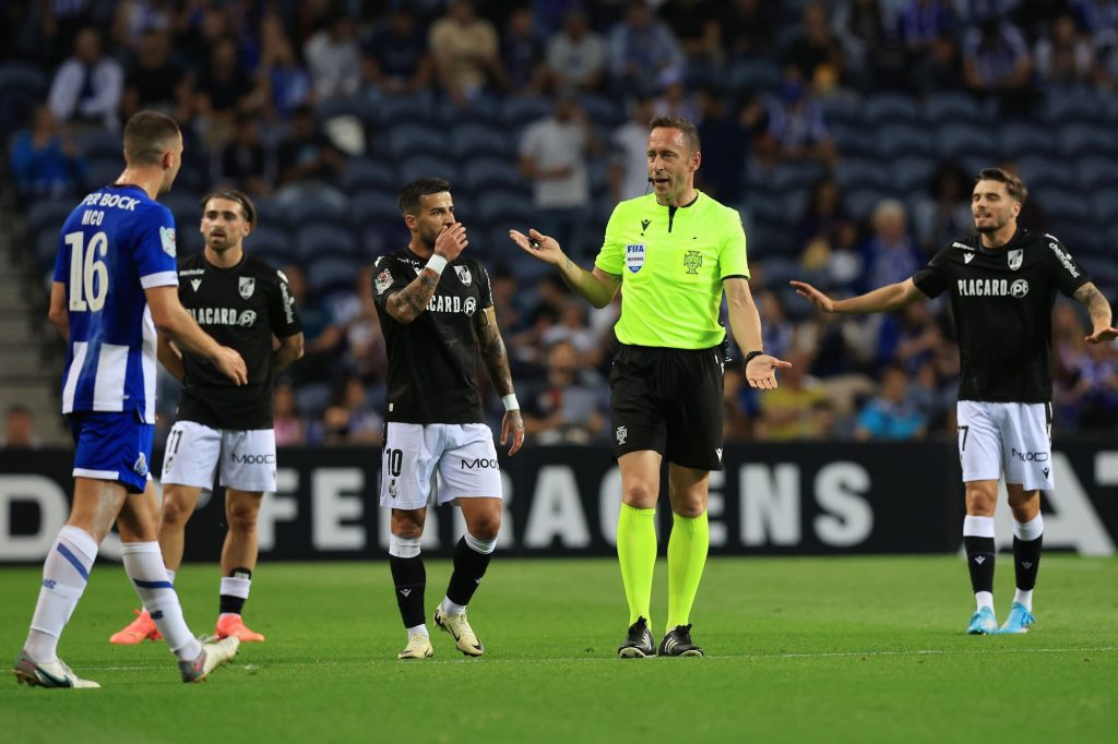 Ολυμπιακός–Φιορεντίνα: Ποιος είναι ο Πορτογάλος Ντίας που θα σφυρίξει τον τελικό