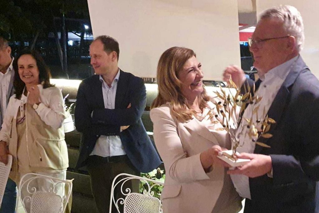 Η Διαμαντοπούλου, ο Νίκολας Σμιτ και τα εδέσματα της Λιακούλη