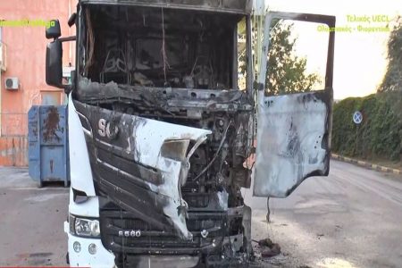 Θεσσαλονίκη: Στις φλόγες φορτηγό, ο οδηγός ήταν μέσα