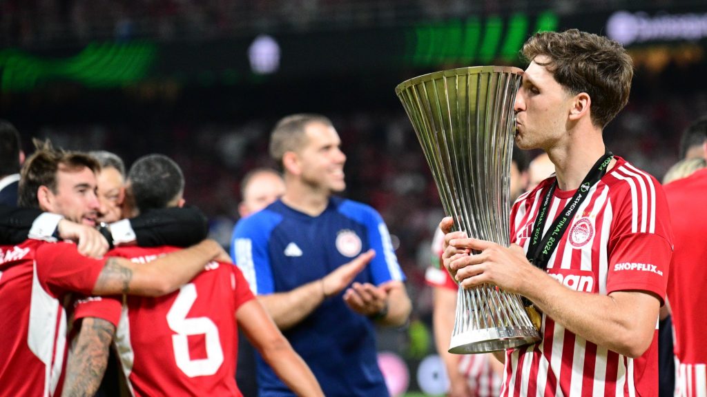 Ολυμπιακός: Η κούπα του Conference League στο μνημείο της Θύρας 7