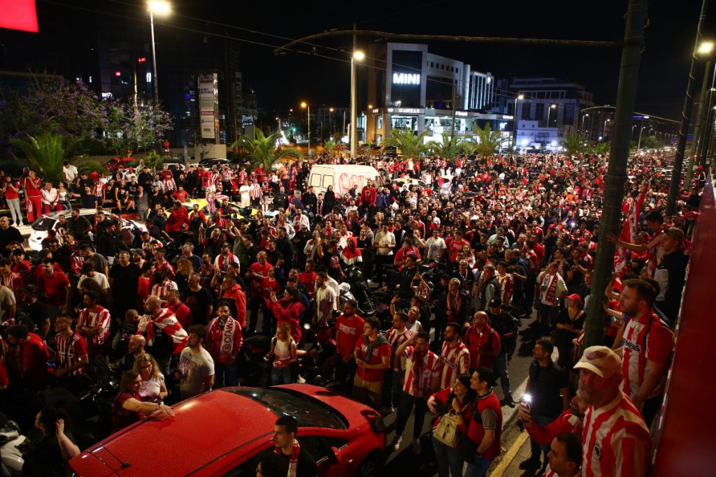 Ολυμπιακός: Ερυθρόλευκη τρέλα σε όλη την Ελλάδα για τον Θρύλο της Ευρώπης