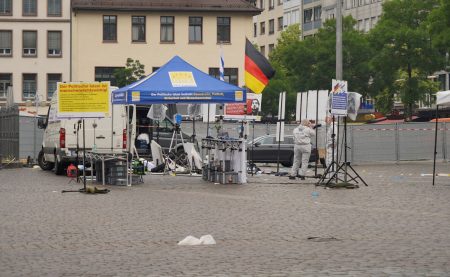 Γερμανία: Στο χειρουργείο ο πολιτικός- Σε κρίσιμη κατάσταση ο αστυνομικός