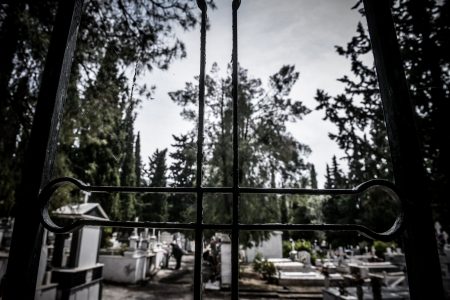 Θεσσαλονίκη: Άγνωστος πυροβόλησε 50χρονο στο κεφάλι μέσα σε νεκροταφείο