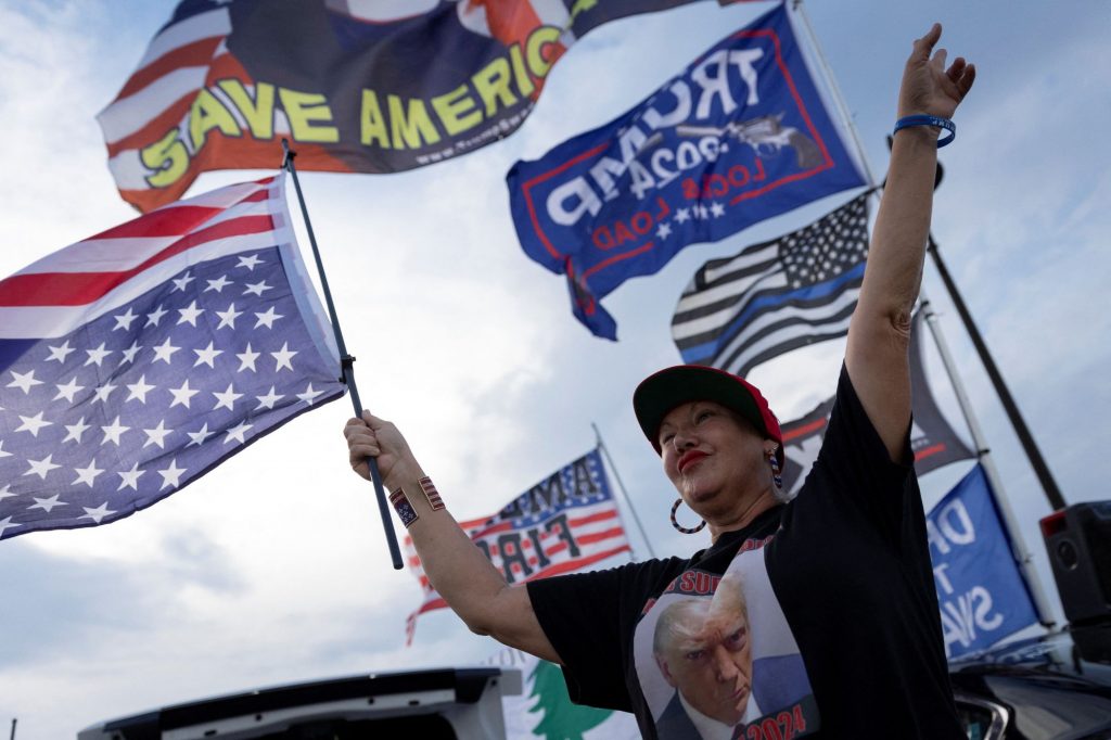 Υποστηρικτές του Τραμπ καλούν σε βίαια επεισόδια μετά την καταδίκη του