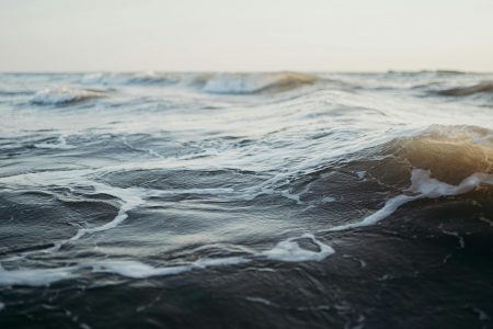 Μαραθώνας: Εντοπίστηκε στη θάλασσα πτώμα με δεμένο βαρίδι στο πόδι