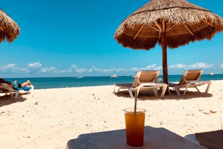 Παραλία: «Καυτές» τιμές για μια θέση στον ήλιο – Πόσο κοστίζουν οι ξαπλώστρες