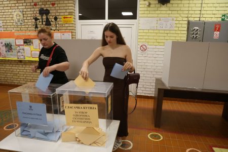 Εκλογές στη Σερβία: Έκλεισαν οι κάλπες – Η αντιπολίτευση καταγγέλλει παρατυπίες