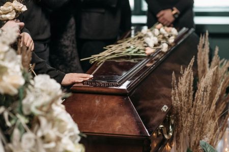 Γιατί τα γραφεία τελετών λένε «όχι» στις κηδείες το Σαββατοκύριακο