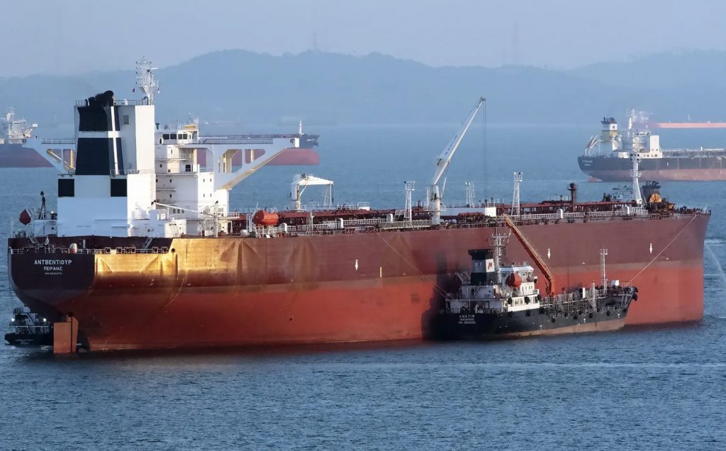 Bloomberg: Πώς το Πολεμικό Ναυτικό «έστειλε» τα ρωσικά τάνκερ στο Μαρόκο