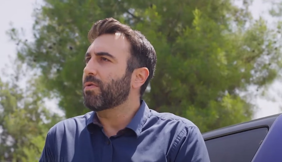 Η Γη της Ελιάς: Ο Πότης πιάνει στα πράσα τον Δημοσθένη και τον Βαγιάκο