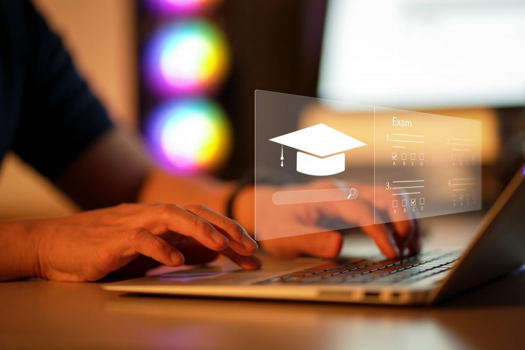 Συνελήφθησαν δύο άτομα- Έταζαν σε υποψηφίους επιτυχία σε εξετάσεις