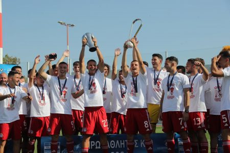 Η απονομή του πρωταθλήματος στην Κ19 του Ολυμπιακού