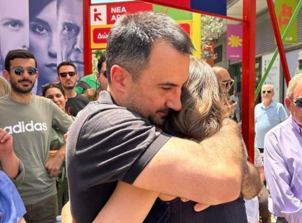 Λύγισε ο Χαρίτσης στο περίπτερο της Νέας Αριστεράς – Η αγκαλιά με την Αχτσιόγλου