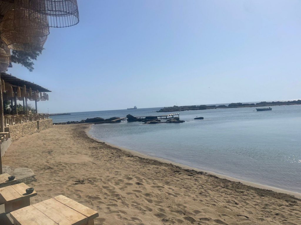 Ρόδος: Απομακρύνθηκαν οι παράνομες ξαπλώστρες από την παραλία [εικόνες]