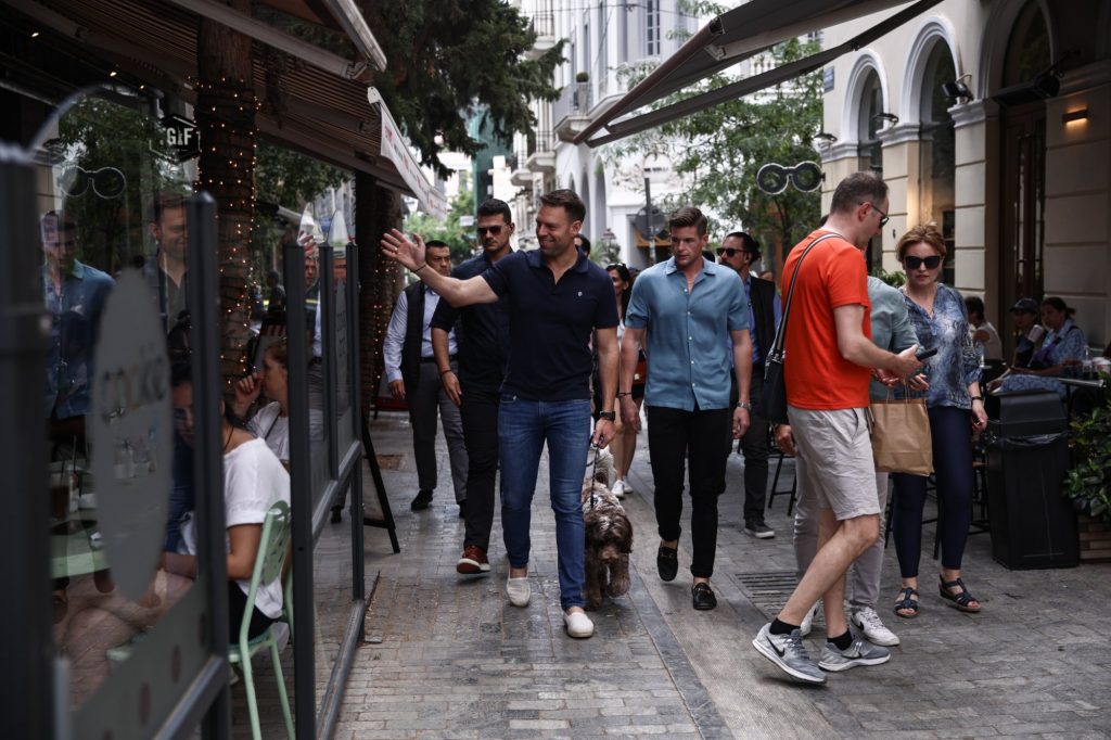 Στέφανος Κασσελάκης: Βόλτα στο Θησείο και συνάντηση με δημοσιογράφους