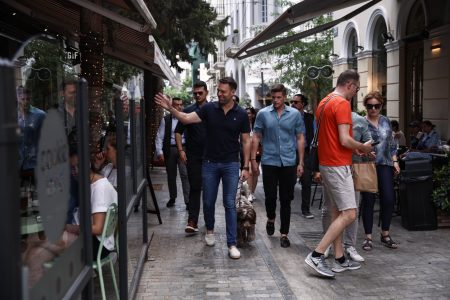 Στέφανος Κασσελάκης: Βόλτα στο Θησείο και συνάντηση με δημοσιογράφους