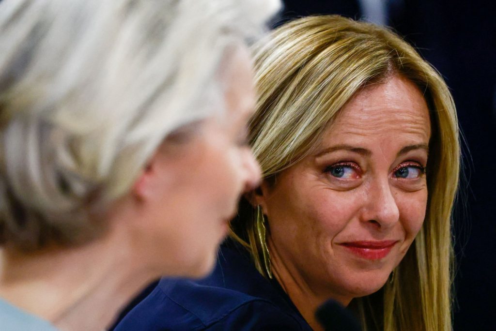 Ευρωεκλογές 2024: Κερκόπορτα για την Ακροδεξιά των κοστουμιών και των ταγέρ